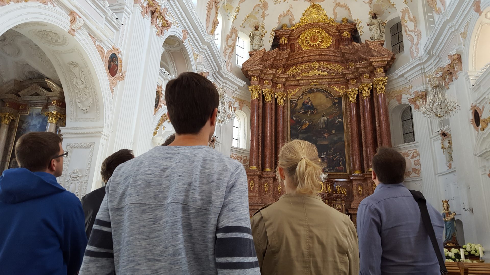 Jugendliche und junge Erwachsene bewundern das Innere der Jesuitenkirche in Luzern. (Foto: Renato d'Avila/«Living Stones» Schweiz)