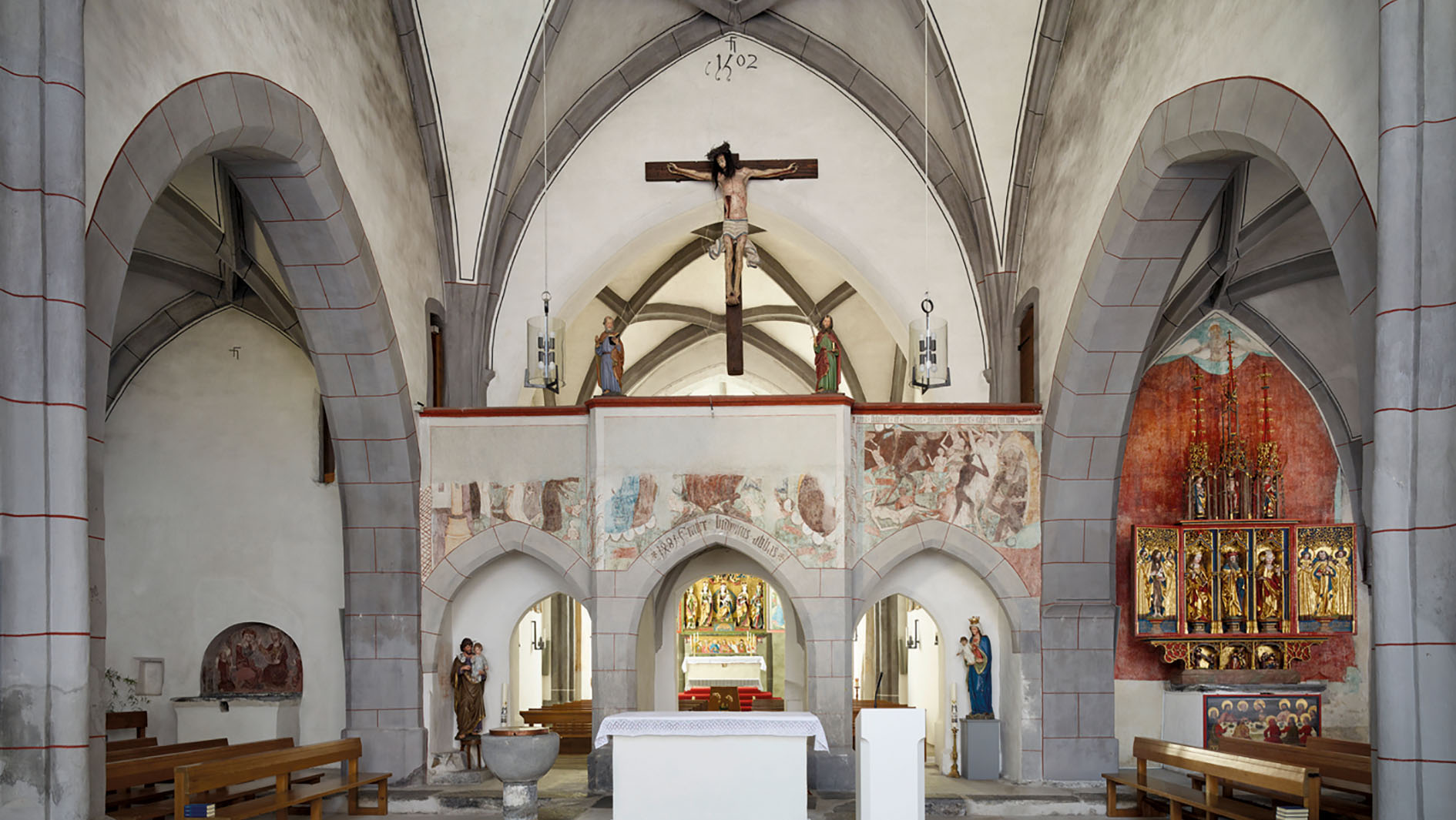 Das Laienschiff der Kirche Churwalden (GR) mit dem wertvollen St.-Luzius-Altar auf der rechten Seite. (Foto: Ralph Feiner, Malans)