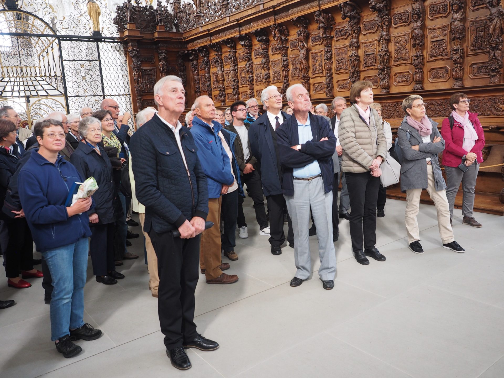 Grosse Aufmerksamkeit der Teilnehmenden am Kulturausflug 2019 für die eindrücklichen Ausführungen von Urs Staub über die Klosterkirche St. Urban. (Foto: Karl Duijts)