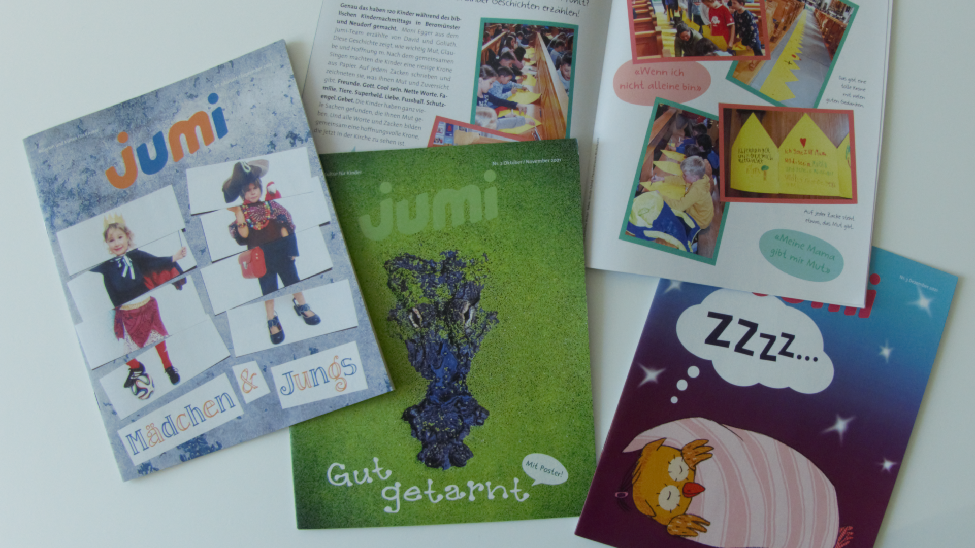 Vielfarbig und anregend gestaltet, Beispiele kürzlich erschienener «jumi»-Hefte. (Foto: ms)