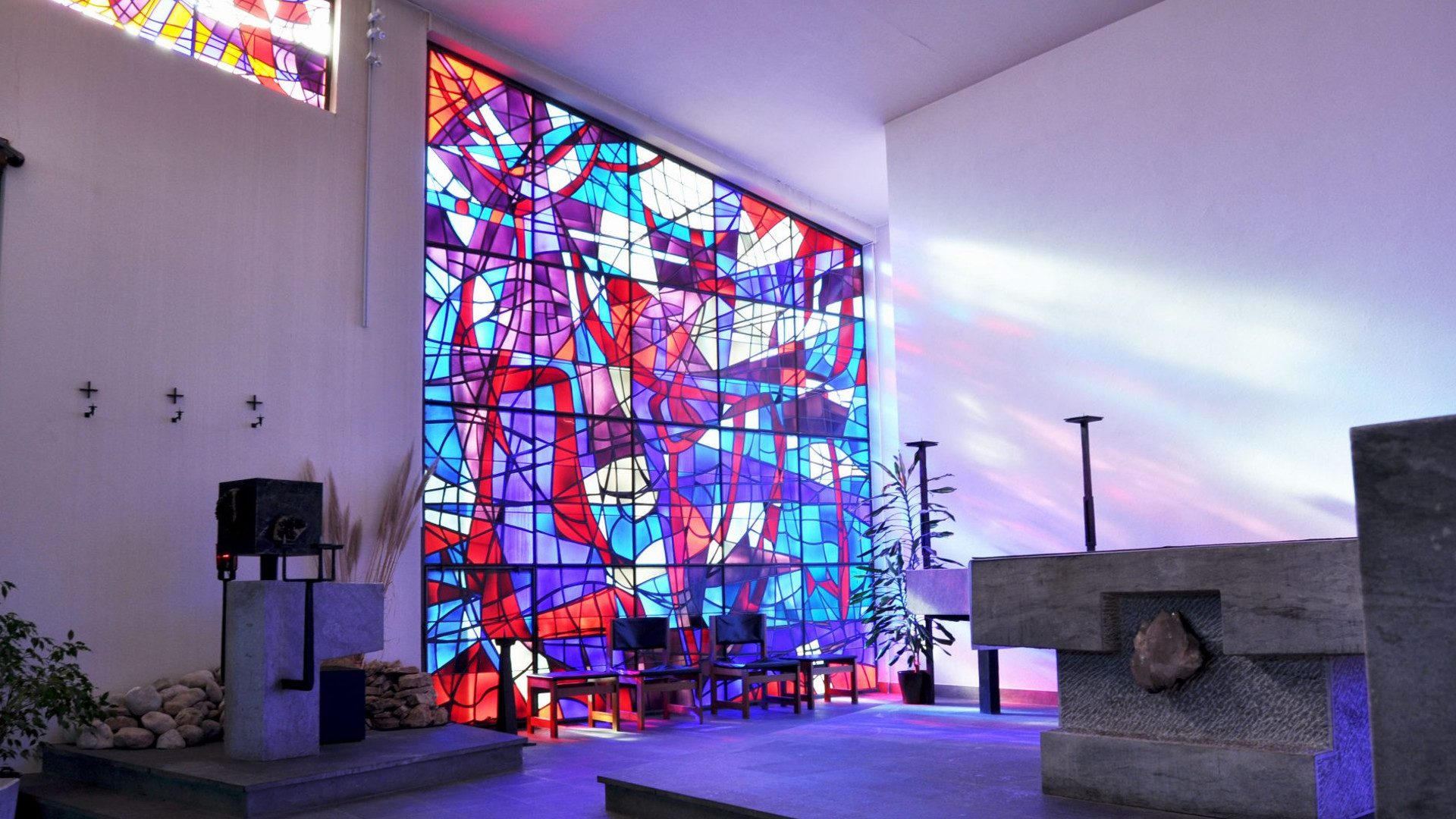 Le sanctuaire de l'église avec les beaux vitraux
