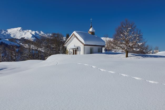 La chapelle du Sacré-Coeur d’Hinteroberberg à Illgau est un petit bijou. Dans le paysage profondément enneigé du canton de Schwyz, elle est particulièrement accueillante, même en hiver, lorsque la nature retrouve son calme.
(Foto_photo_fotografia: © www.dietz.ch)
