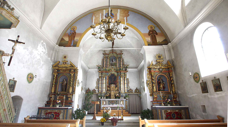 L'interno con l'altare maggiore e quelli laterali